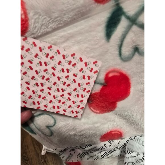 Juicy Couture Oversized Plush Printed Throw Cherry Heart Design 60" X 70" - Picture 3 of 3